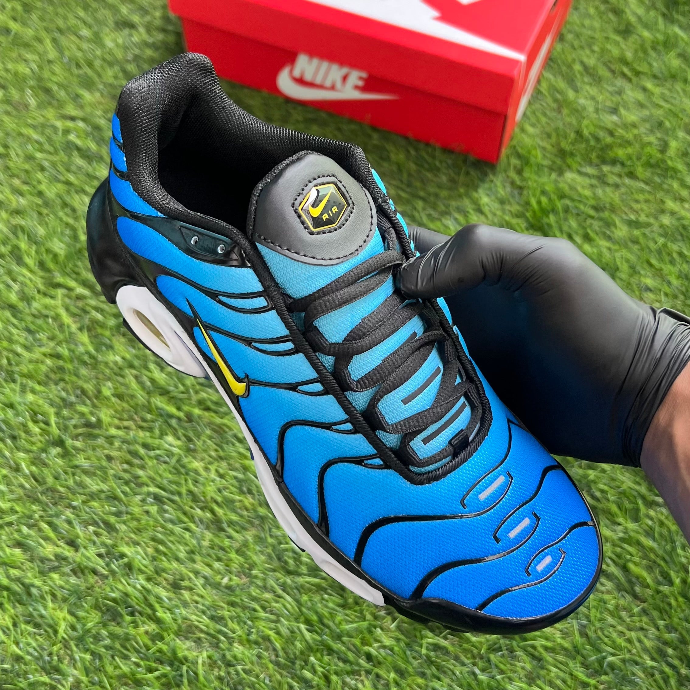 Nike Air Max Plus OG “Hyper Blue”